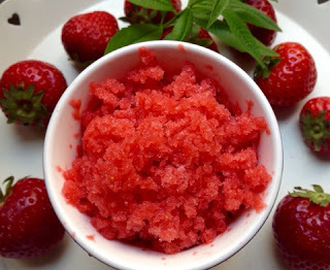 Rhabarber-Erdbeer-Granita (vegan, laktosefrei, ohne Zucker)