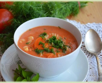 Zupa pomidorowa ze świeżych pomidorów z makaronem i śmietaną