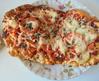 Pizza mit Pizzateig zum Aufstreichen