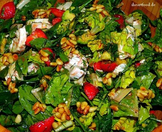Gemischter Salat mit Erdbeeren, Avocado, Ziegenkäse & Honig-Pinienkernen