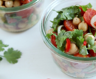 Kichererbsen Salat mit Kirschtomaten, Chili und Koriander - der schnelle und einfache BBQ Begleiter