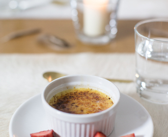 Dessert: Crème Brûlée mit Tonkabohne und Erdbeeren zum Sommer-Regenwetter-Schlemmer Menü für 2