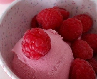 Eis des Monats #2 - Rezept für Frozen Raspberry Yoghurt (Himbeer-Joghurt-Eis)