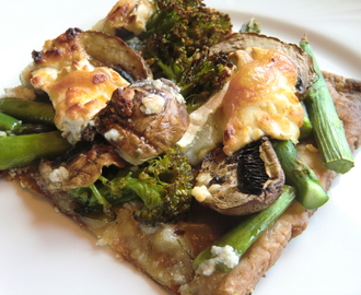 Glutenfri, vegetarisk smördegspizza med sparrisbroccoli, kastanjechampinjoner, sparris, chèvre och agavesirap