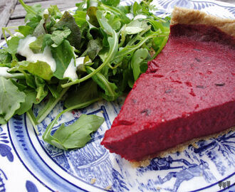 Vegane Rote Beete Quiche mit Salat und Joghurtdressing