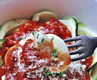 Zucchini Nudeln mit traditioneller Bolognese – Der Low-Carb und Paleo Klassiker für Zoodles
