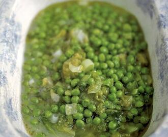 Braised peas with spring onions & lettuce