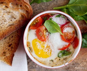 Jajka zapiekane ze szpinakiem i pomidorami / Eggs baked with spinach and tomatoes