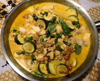 Massaman Curry mit Zucchini und Fisch