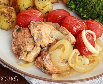 Pieczony kurczak z cebulką i pomidorkami + ziołowe ziemniaczki