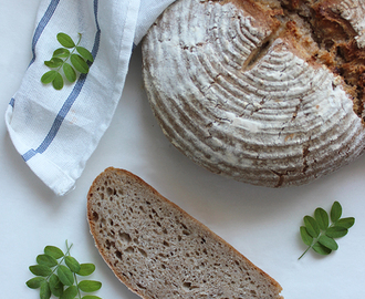 Okrągły chleb pszenno-żytni na zakwasie