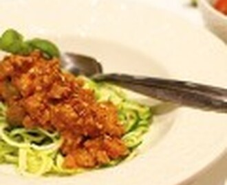 Snabb köttfärssås med vitkåls”pasta”