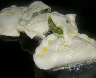 Pierogi z żółtym serem i szpinakiem