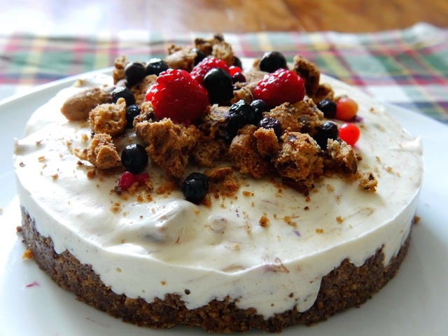 Cookies and Cream Cheesecake mit Beeren – ohne Backen!