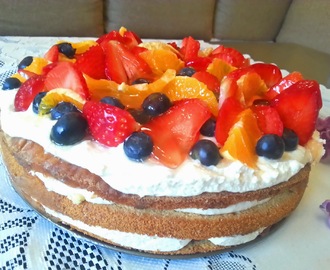 Ekspresowy tort z owocami przekładany kremem z białej czekolady.