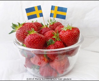 Fira Sveriges nationaldag med färska jordgubbar eller jordgubbspaj