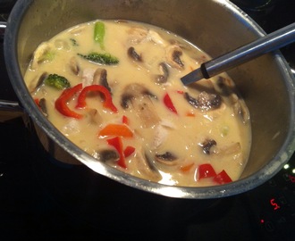Thaisoppa med kyckling och grönsaker
