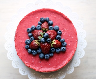 Zum Geburtstag: rohes, veganes, fructosearmes Erdbeer-Cashew Törtchen!