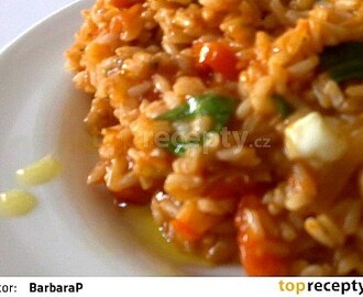 Rizoto z hnědé rýže s cherry rajčátky, mozzarellou a čerstvou bazalkou