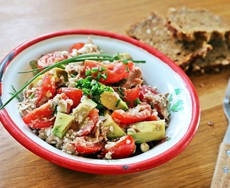 Tomaten-Avocado Salat mit Hüttenkäse und Thunfisch