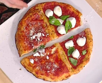 Pizza metà e metà (metà pizza margherita, metà calzone imbottito) di Gino Sorbillo