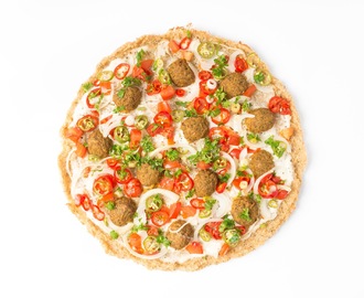 Quinoa-Pizza mit Falafel und den neuen "EDEKA Bio+ Vegan" Produkten