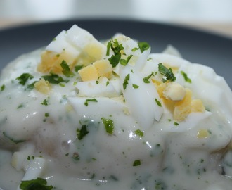 Lättrimmad torsk med ägg och persiljesås