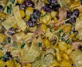 Sałatka z kolorowym makaronem, szynką, zółtym serem, fasolą, kukurydzą i szczypiorkiem