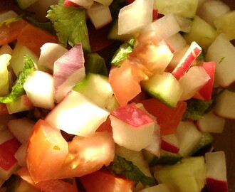 Salát z ředkviček, okurky, rajčete a máty