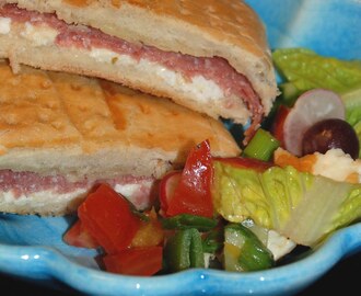 Grillad ciabatta med salami, fetaost och soltorkade tomater