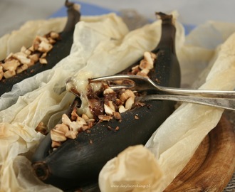 Banany zapiekane z czekoladą, z dodatkiem prażonych solonych orzechów nerkowca