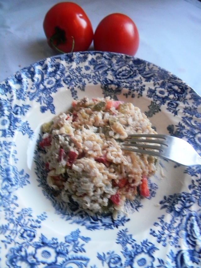 Dietetyczna sałatka z wędzonej makreli i brązowego ryżu