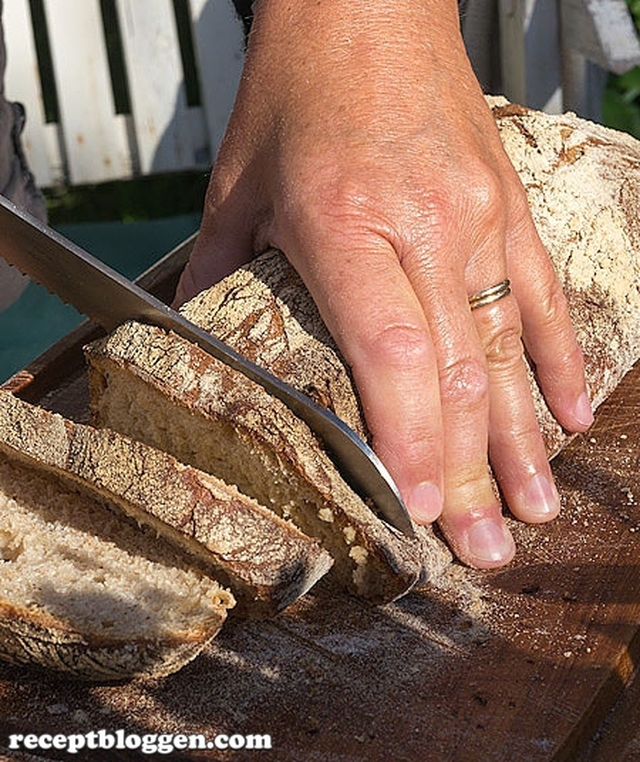 Enkelt bröd med knaprig skorpa bakat med fullkorn