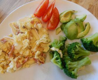 Dagens frukost - Omelett med bacon, brieost, tomat, broccoli och avokado (Bild)