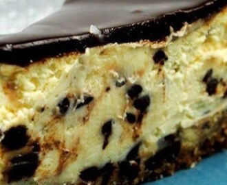 Receita de Cheesecake com Gotas de Chocolate, aprenda como fazer um Cheesecake simples e fácil com gotas de chocolate.