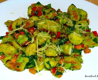 Gnocchi mit Gemüse in cremigem Avocadomus