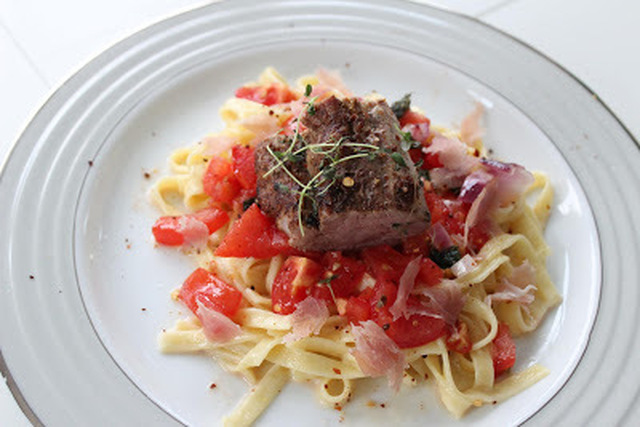 Svinefilèt med kremet pasta, ovnsbakte tomater og bacon