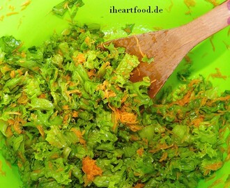 grüner Salat mit Möhrenraspeln
