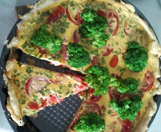 Wiosenna tarta na cieście francuskim z pomidorami, brokułami i szczypiorkiem