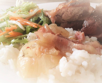 Pernas de perú com batata-doce no forno acompanhado de arroz branco e salada de alface com cenoura