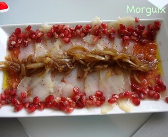 Ensalada de carpaccio de bacalao, tomate y cebolla caramelizada