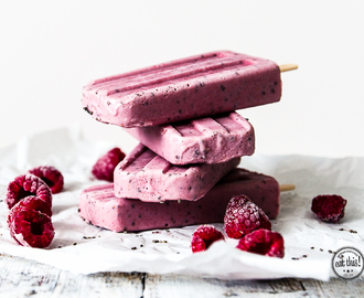 Superfood Popsicles mit Himbeere & Chia