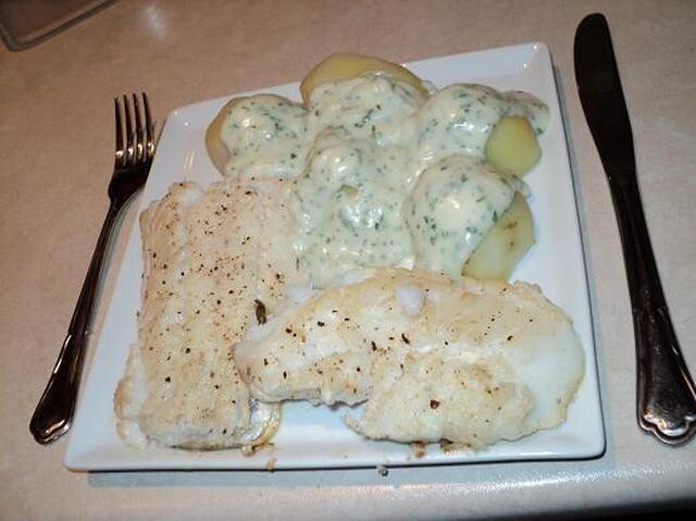 Stegt torsk med kartofler og persillesovs