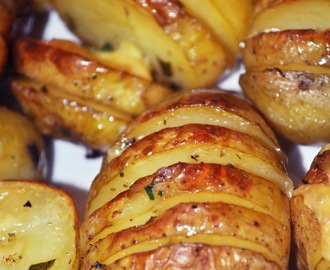 Pieczone ziemniaki z ziołami i masłem czosnkowym (Hasselback)
