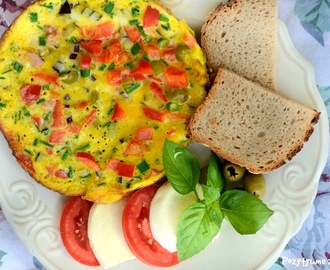 Omlet z warzywami, awokado i szynką - szybki sposób na pyszne i zdrowe śniadanie, także dla niejadka