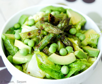 Grøn salat med grillede asparges og friske ærter