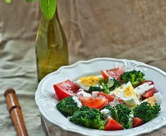 Sałatka z brokułami, jajkiem i pomidorami