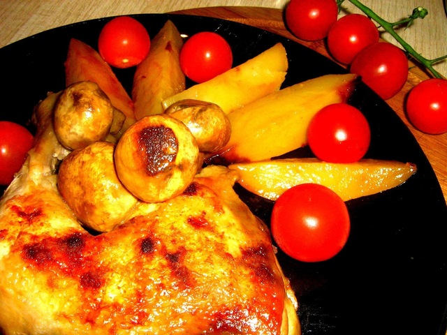Danie jednogarnkowe - udka z kurczaka z ziemniakami i pieczarkami z rozmarynem.