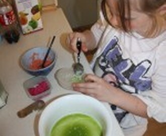 Besøg af niecen, der laves cupcakes med sjove farver af kokos :)