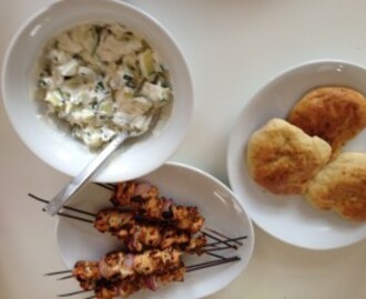 Hjemmebagte Naan med tyrkisk kylling kebab og Raita